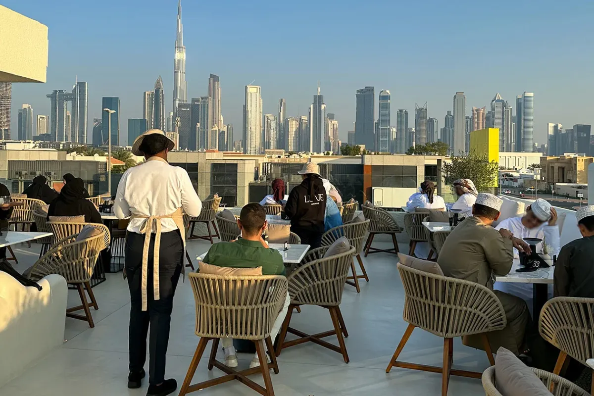 Lune Lounge - Image 1